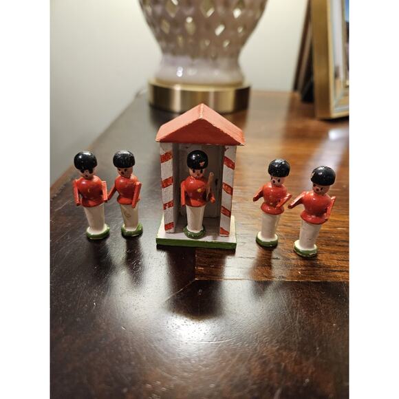 Vintage Wooden Erzgebirge Putz Miniature With 5 Soldiers Eastern Germany - Picture 1 of 4